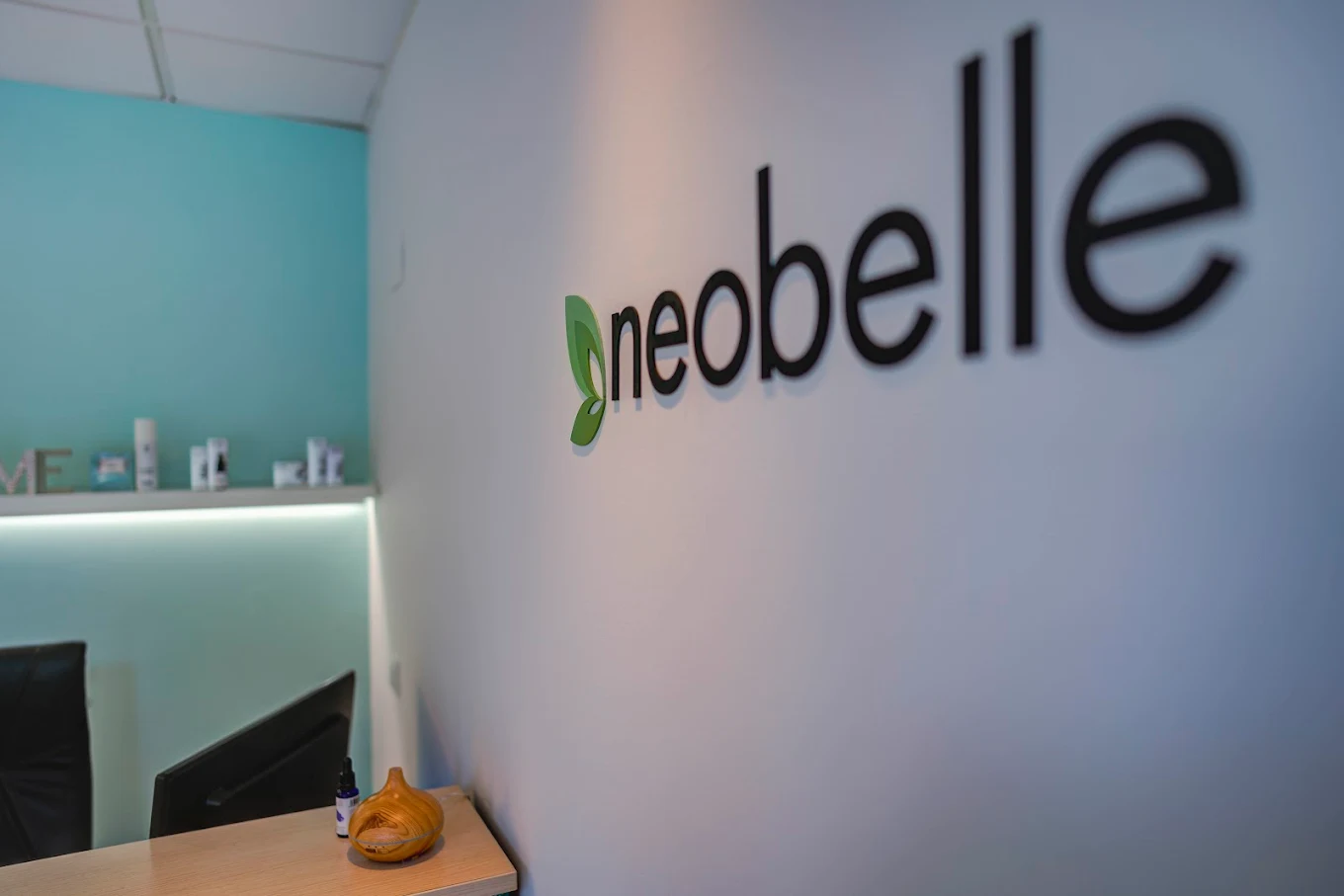 Recepción de Neobelle con logo 3D